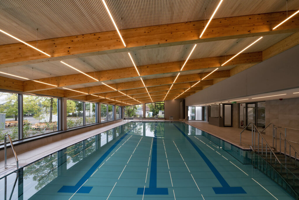 Schulschwimmbecken mit Deckenbeleuchtung