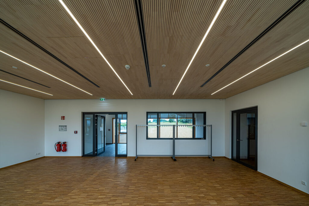 Eingangsraum Grünes Zentrum Münchberg mit Akustikdecke und passender Linearbeleuchtung