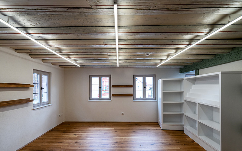 Bücherei Wolframs Eschenbach mit Pendelbeleuchtung an der Decke
