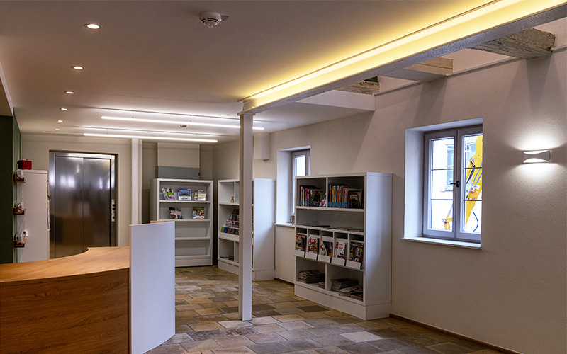 Eingangsbereich der Bücherei Wolframs Eschenbach mit Pendelbeleuchtung an der Decke