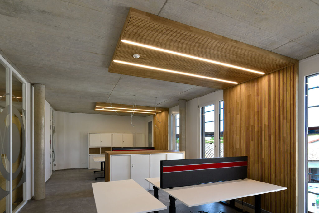 Büro mit Holzelementen und Beleuchtung