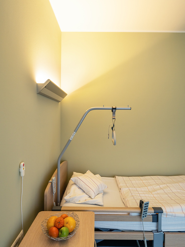 Pflege Leuchte über Pflegebett mit indirekter Beleuchtung