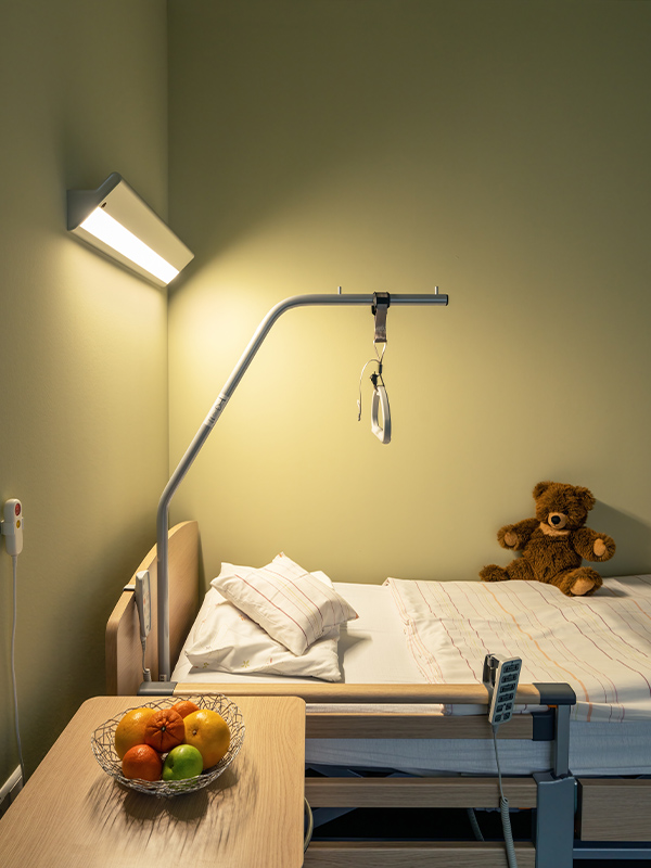 Pflege Leuchte über Pflegebett mit Ambiente Beleuchtung