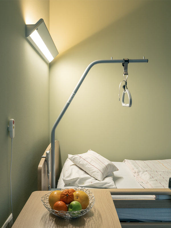 Pflege Leuchte über Pflegebett mit voller Beleuchtung