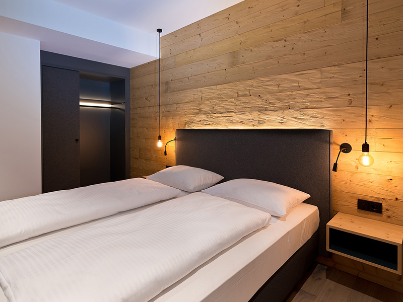 Schlafbereich in einem Hotel mit Beleuchtung