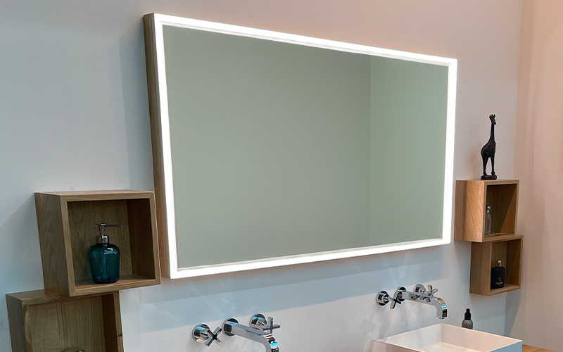Spiegelrahmen mit Badezimmerschrank